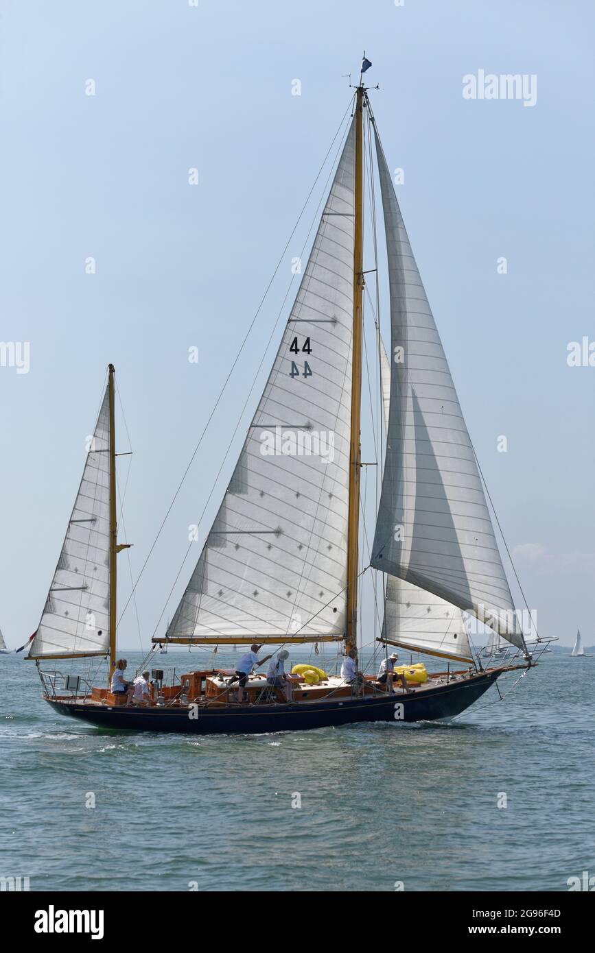 Infanta est un yawl traditionnel de conception Philip Rhodes construit en 1947 par les Kretzer Boat Works. Course ici au Cowes Classic Banque D'Images