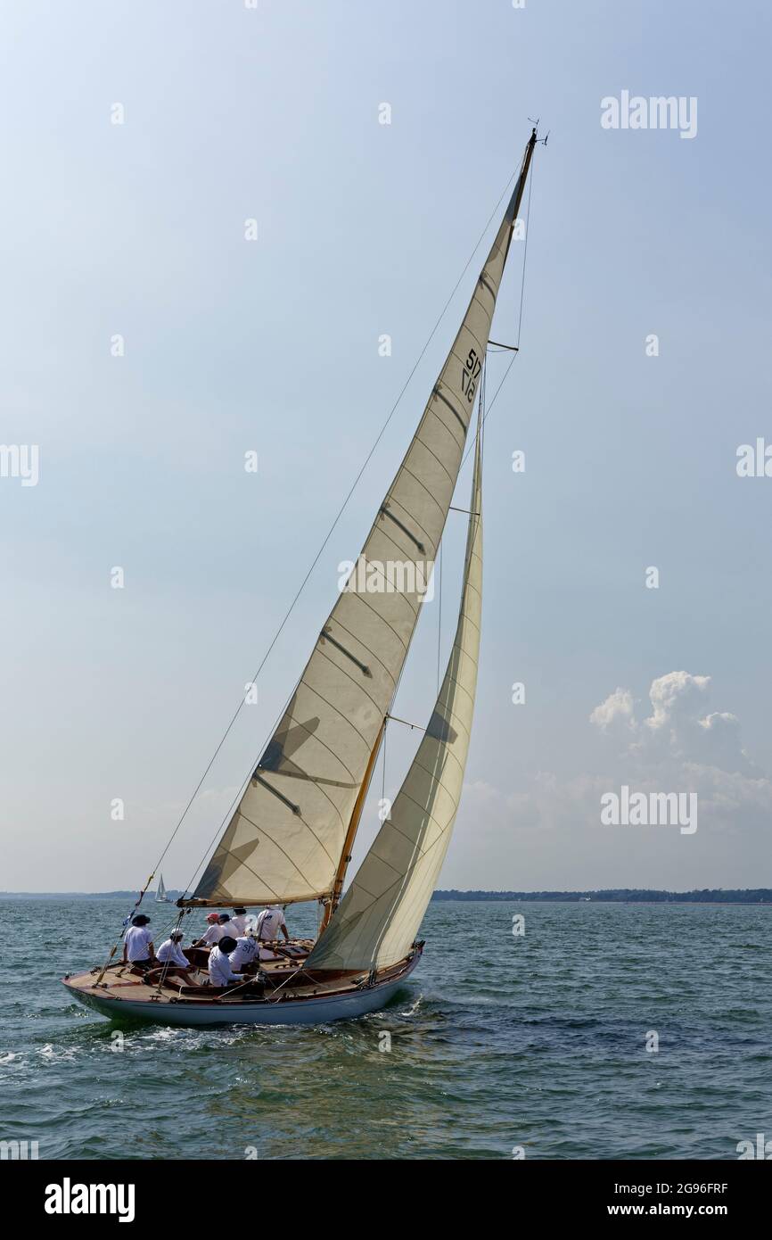 Magnifique voilier en bois Lak II à la régate Cowes Classic 2021. Conçu par André Mauric et construit à Marseille en 1939 Banque D'Images