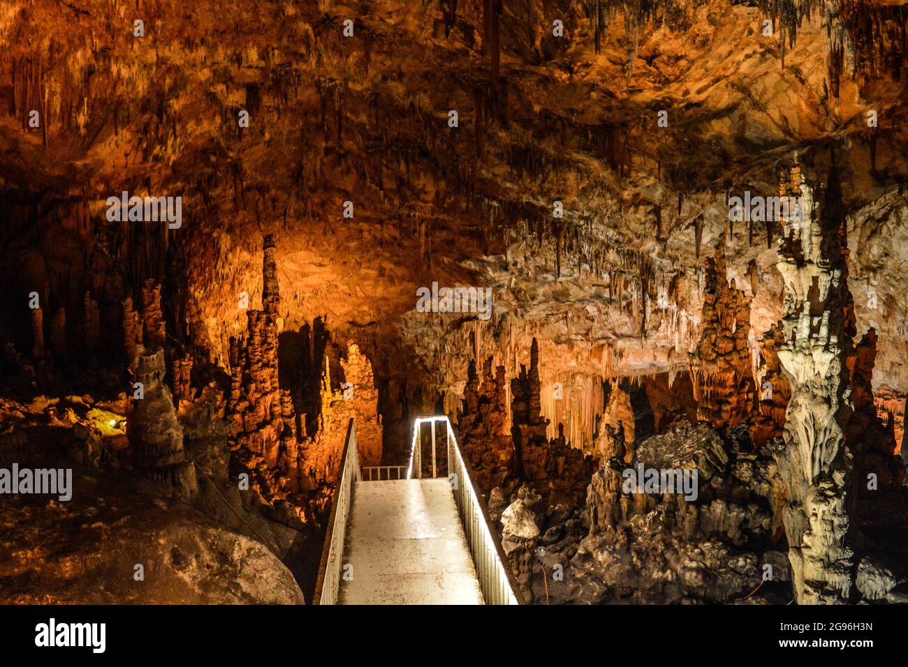 Mersin, Turquie. 24 juillet 2021. Vue intérieure de la grotte Gilindire à Mersin, Turquie, le samedi 24 juillet 2021. La grotte, découverte par un berger en 1999, avait été formée au début de la phase de transition après le dernier changement climatique glaciaire de la période quaternaire. (Photo par Altan Gocher/GochreImagery/Sipa USA) crédit: SIPA USA/Alay Live News Banque D'Images