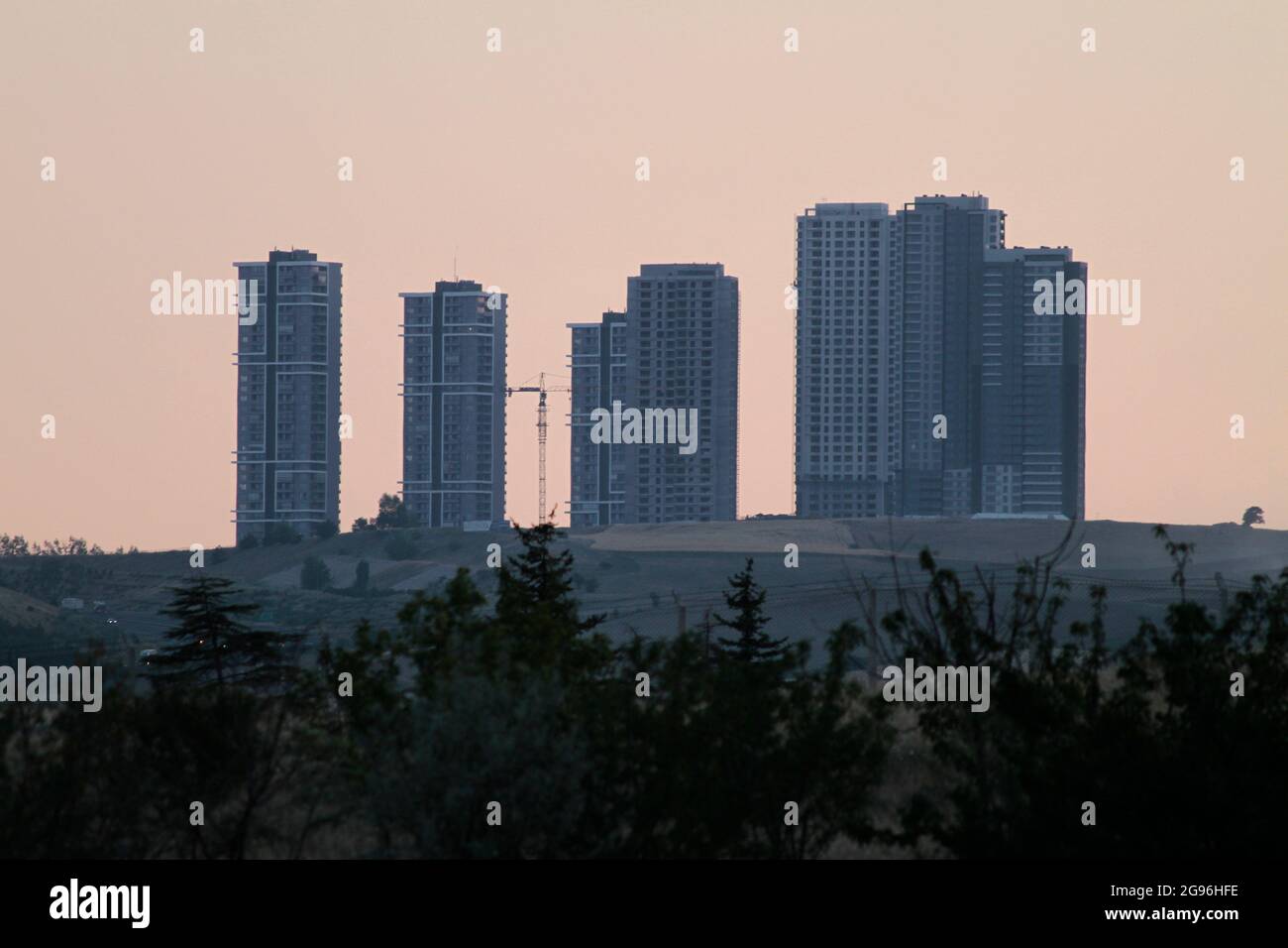 Les bâtiments de haute élévation et la nature comme exemples d'urbanisation non planifiée. Banque D'Images