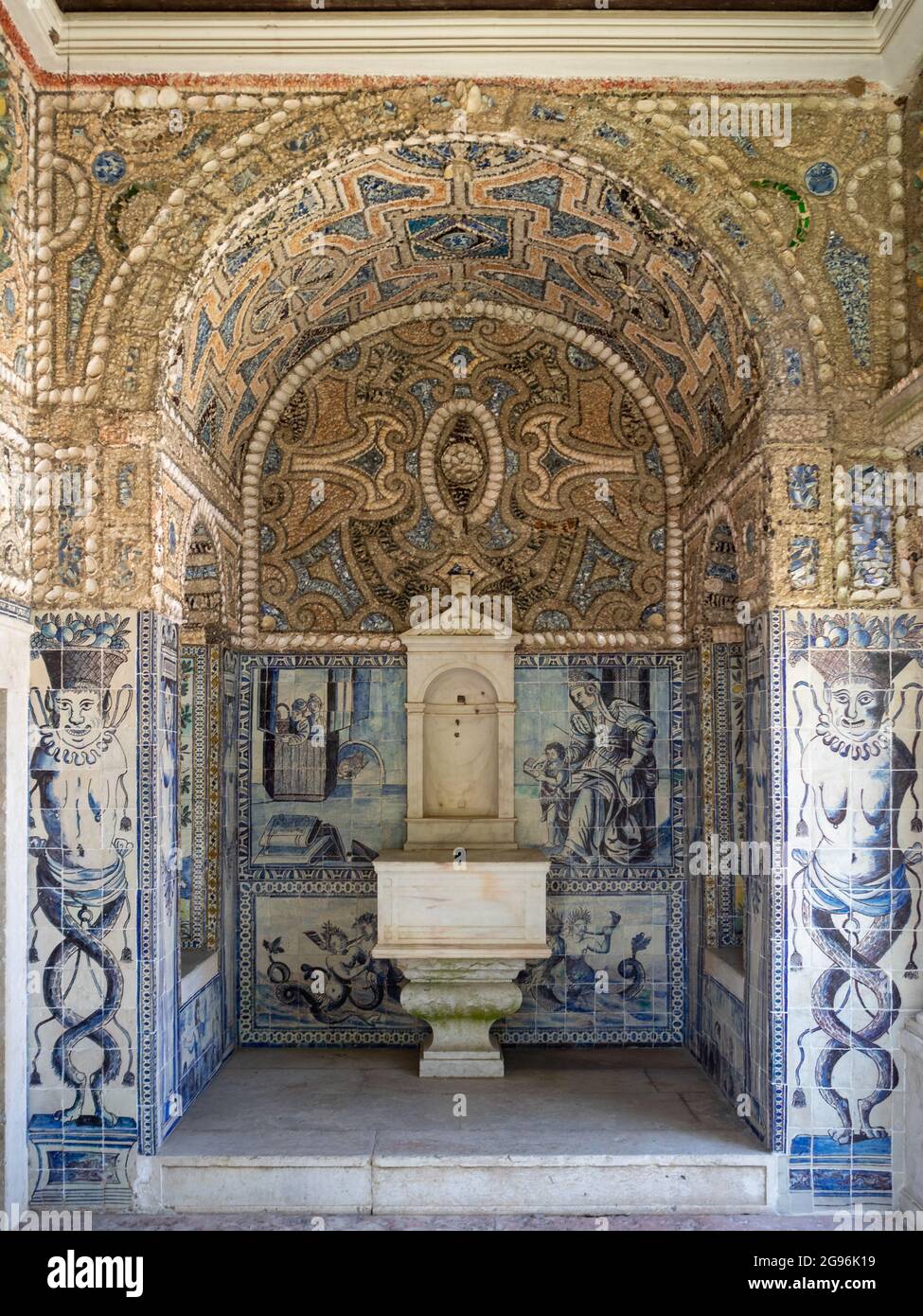Fontaine du palais Fronteira décorée de carreaux bleus et blancs et de pièces en porcelaine brisée Banque D'Images