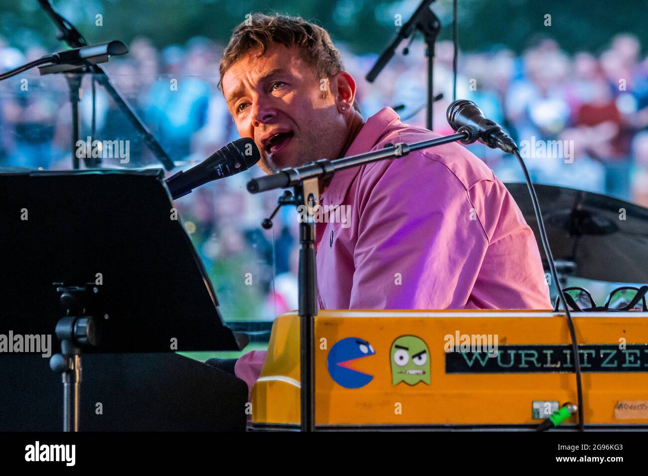 Henham Park, Suffolk, Royaume-Uni. 24 juillet 2021. Damon Albarn joue la scène du front de mer à un public massif qui borde trois côtés du lac - le Latitude Festival 2021, Henham Park. Suffolk, revient comme un événement de test de covid après un an de congé en raison de la pandémie. Crédit : Guy Bell/Alay Live News Banque D'Images