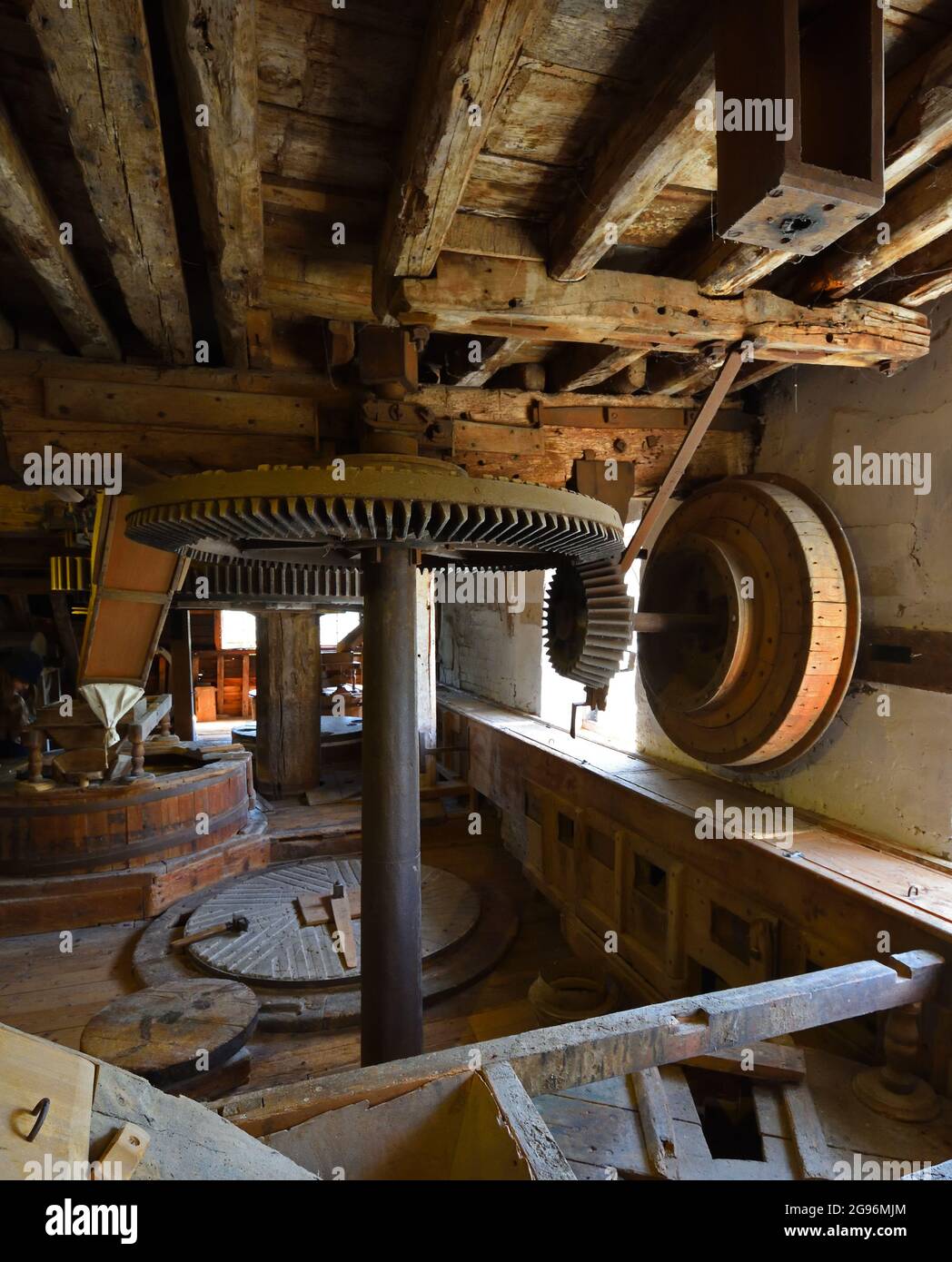 Pierres et engrenages du moulin à eau à l'intérieur d'un moulin à sol Banque D'Images