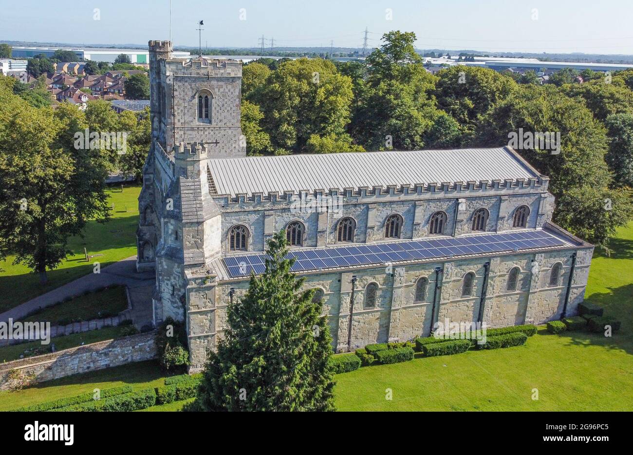 DUNSTAB, ROYAUME-UNI - 16 juillet 2021 : photo en grand angle de l'église prieuré de Saint-Pierre à Dunstable, Royaume-Uni Banque D'Images