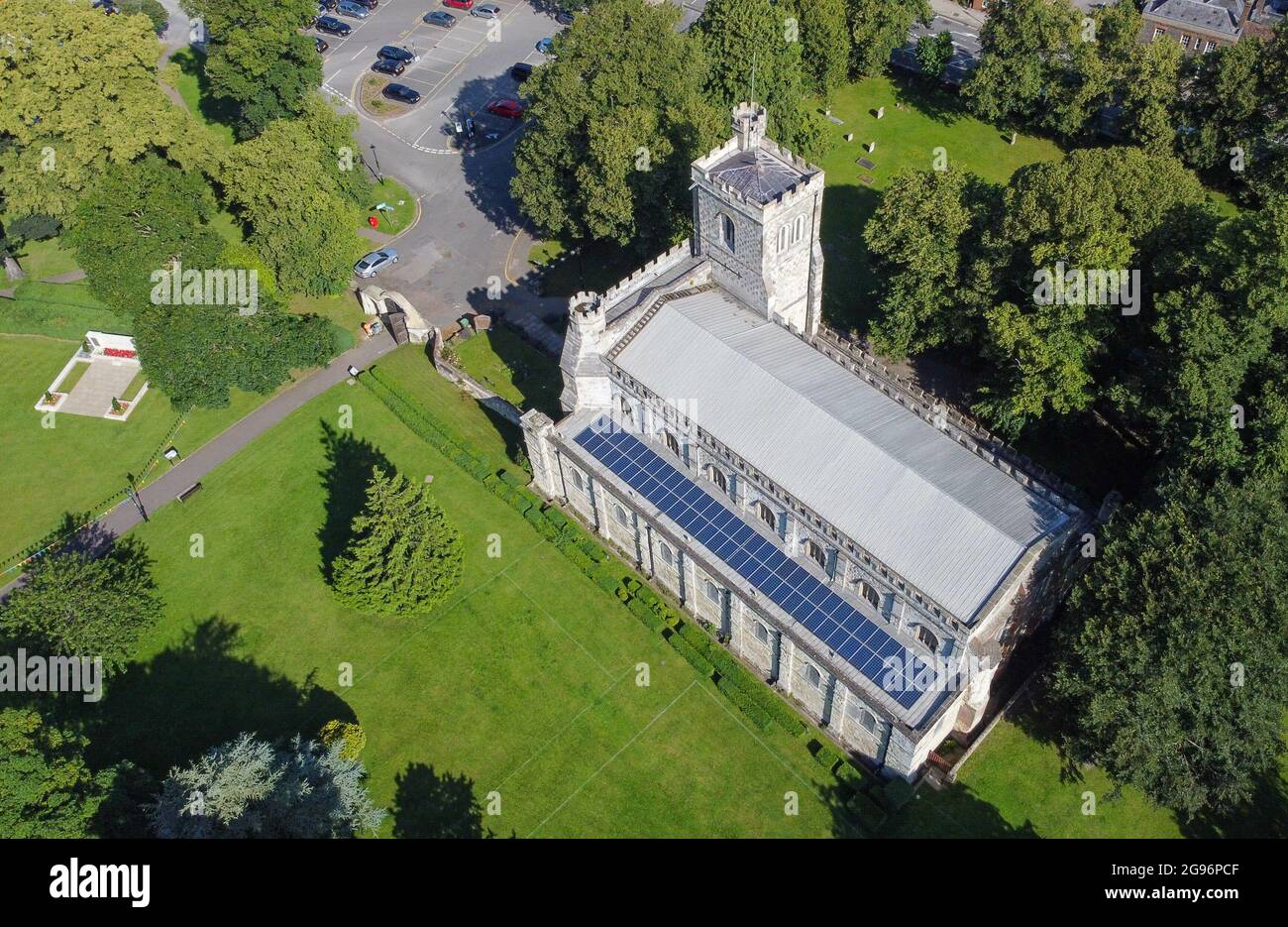 DUNSTABLE, ROYAUME-UNI - 16 juillet 2021 : photo aérienne de l'église prieuré de Saint-Pierre à Dunstable, Royaume-Uni Banque D'Images