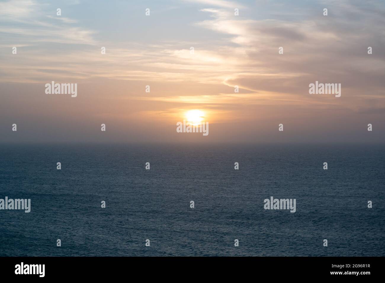 Vue sur le coucher du soleil, la mer et un ciel orange à la Guajira, Colombie Banque D'Images