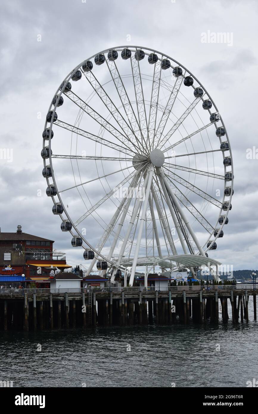 La « Grande roue » emblématique de Seattle le long du front de mer de la ville Banque D'Images