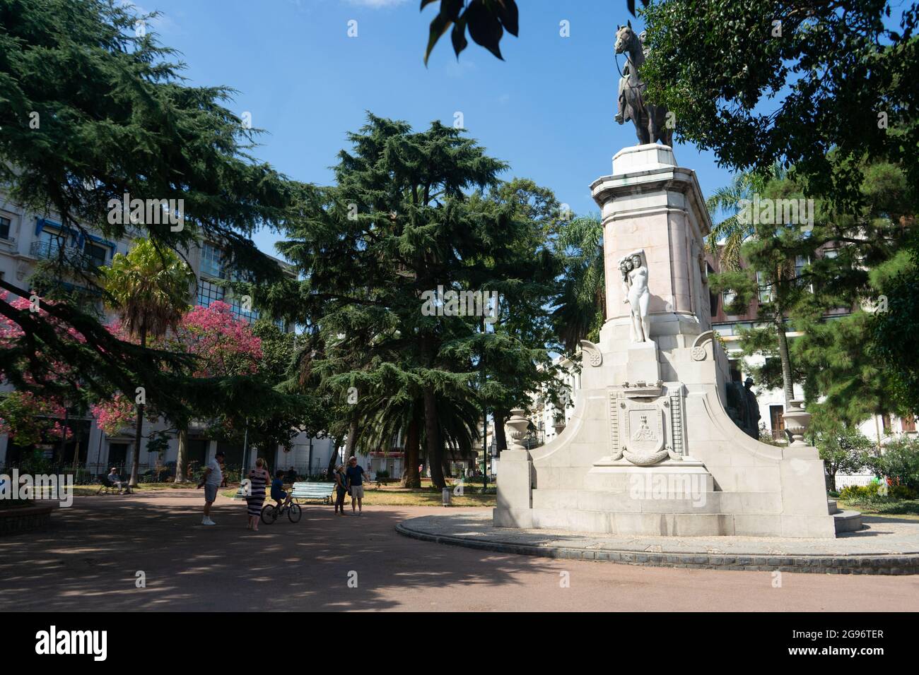 Place Zabala, vue sur le monument, situé à Ciudad Vieja. Montevideo, Uruguay Banque D'Images