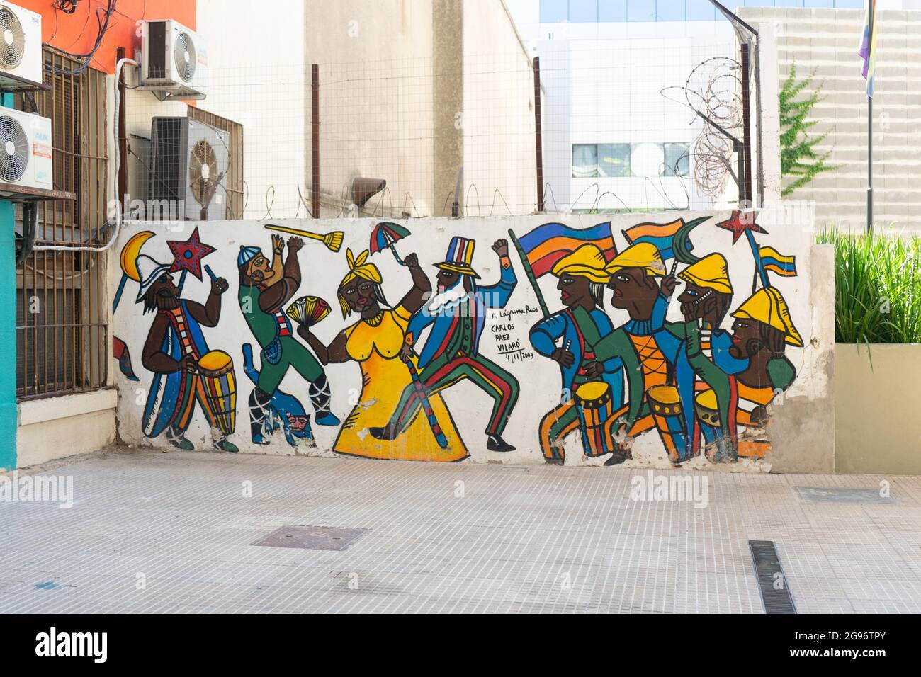 Panneau peint par Carlos Vilaró représentant Candombe. Ciudad Vieja, Montevideo, Uruguay Banque D'Images