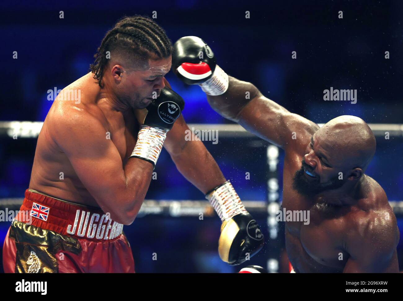 Joe Joyce (à gauche) et Carlos Takam lors des championnats WBO International, WBC Silver et Commonwealth Heavyweight Title à la SSE Arena, Londres. Date de la photo: Samedi 24 juillet 2021. Banque D'Images