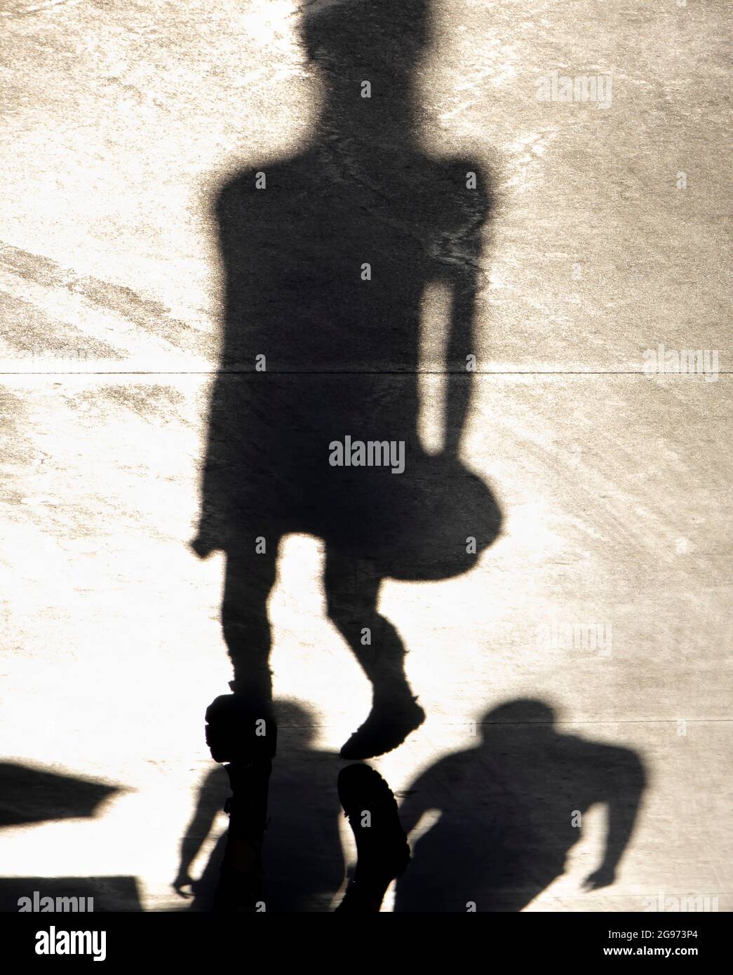 Silhouette d'ombre floue d'une jeune femme marchant sur une promenade le jour d'été Banque D'Images