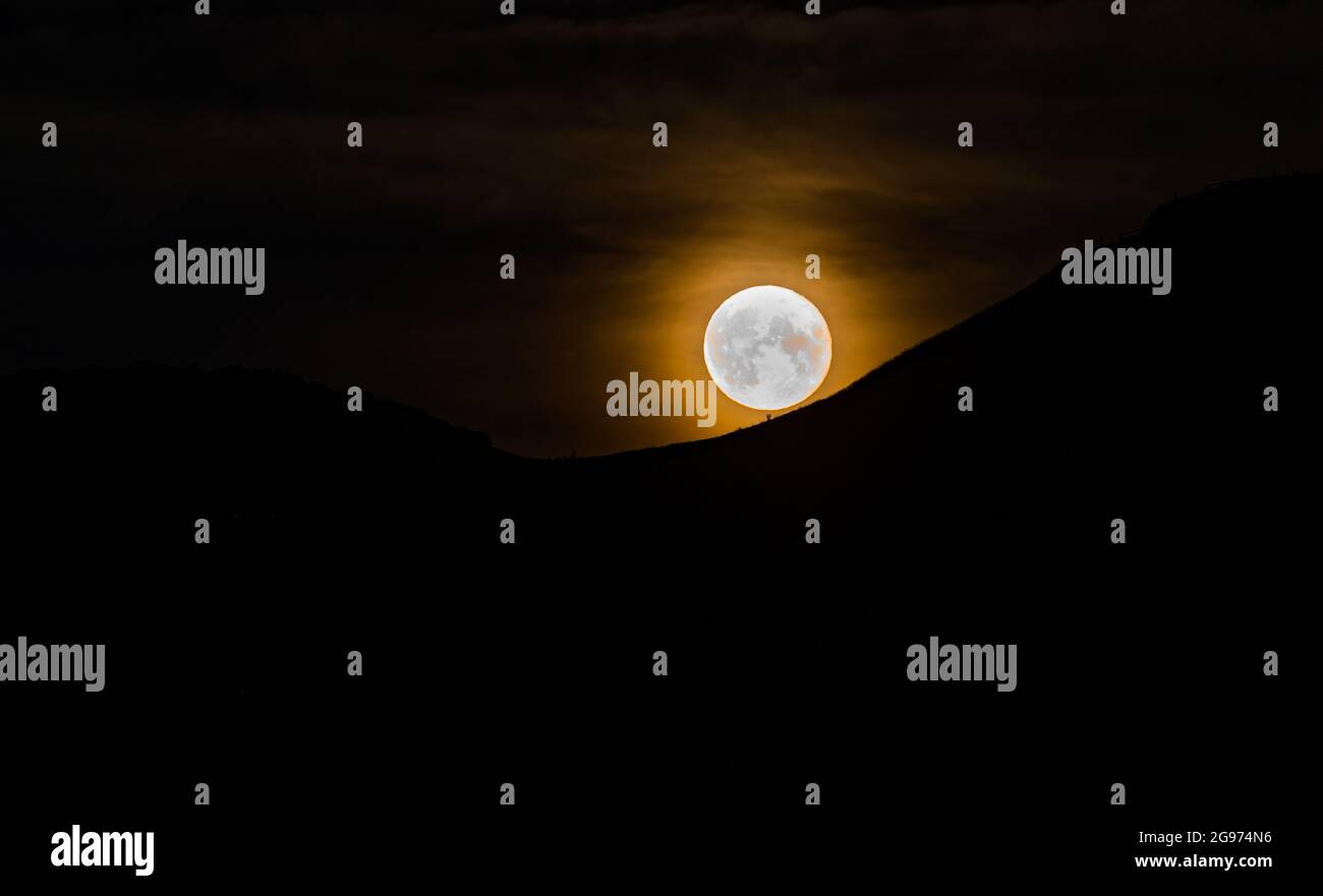 East Lothian, Écosse, Royaume-Uni. Météo au Royaume-Uni: Juillet 'Buck' pleine lune: La pleine lune de ce mois apparaît à côté de la silhouette d'une crête des collines de Garleton Banque D'Images