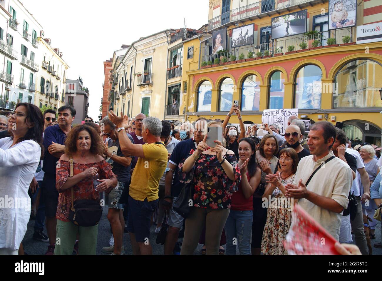 Le jour du « jour de la peur » sur de nombreuses places italiennes, de nombreux citoyens sont venus protester contre le dernier décret du gouvernement Draghi qui exige la possession du passe vert (vaccination du covid-19) pour avoir accès aux restaurants, bars, gymnases, théâtres et tous les endroits fermés où les rassemblements sont possibles. Ceux qui sont contre le vaccin contre le covid-19, également connu sous le nom de no vax, n'acceptent pas cette imposition comme une nouvelle forme de ségrégation et de limitation de leur liberté personnelle, les empêchant de mener une vie sociale normale. Salerne a également rejoint certains Banque D'Images