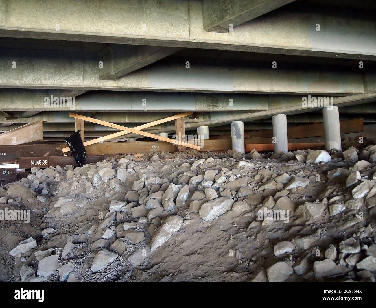 Renforcement des poutres en acier, travaux d'infrastructure sous le pont autoroutier I-880 Union City, Californie Banque D'Images