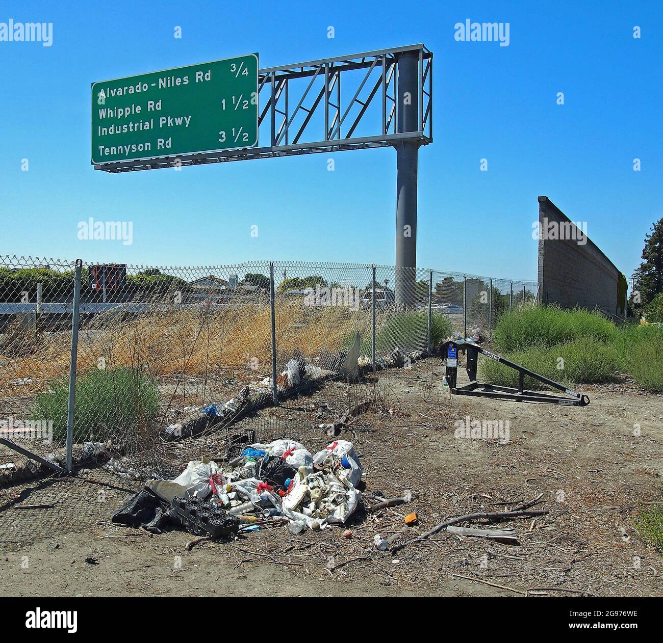 Détritus le long de l'autoroute I-880, à Union City en Californie Banque D'Images
