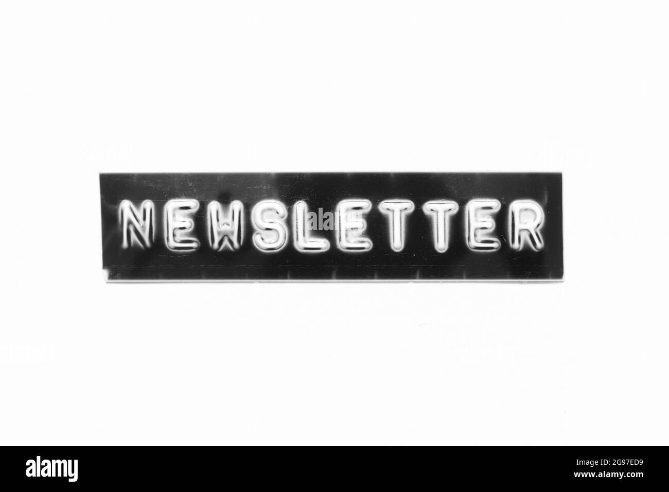 Lettre en relief avec lettre d'information en noir sur fond de papier blanc Banque D'Images