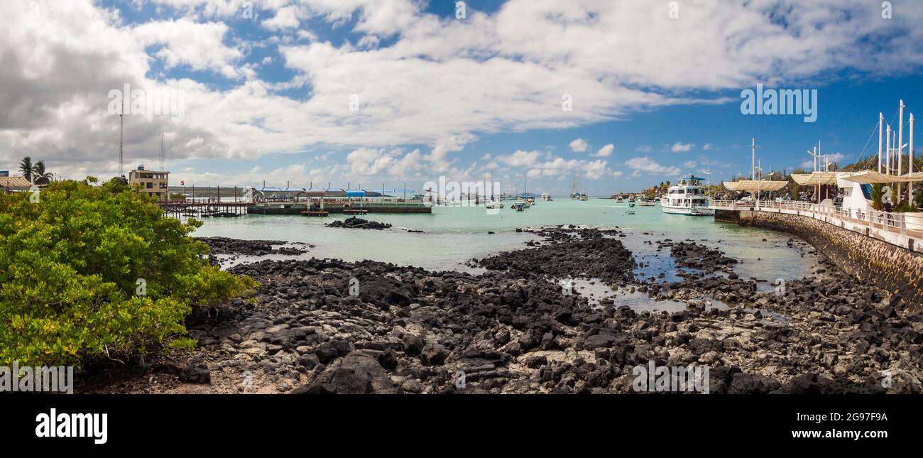 Une image panoramique donnant sur la baie Academy, de Puerto Ayora, l'île de Santa Cruz, archipel des Galapagos, Equateur. Deux images ont été combinées f Banque D'Images