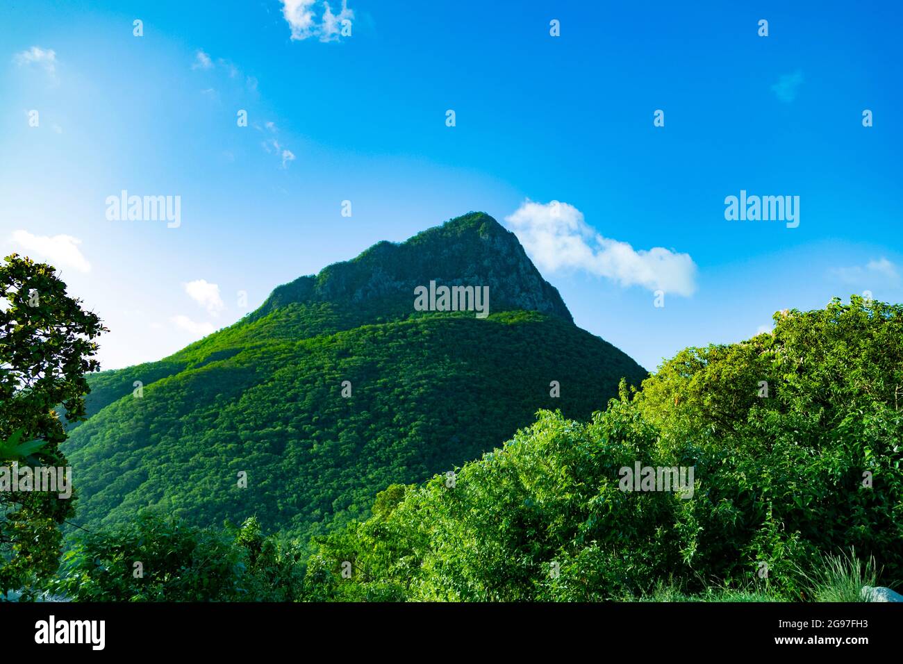 pic de montagne avec ciel bleu Banque D'Images