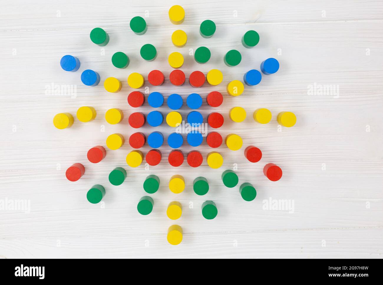 Fleur de jouet colorée avec des blocs de bois pour les enfants sur une table blanche. Jeux pour la maternelle, la maternelle ou la garderie. Éducation, concept de retour à l'école. Banque D'Images