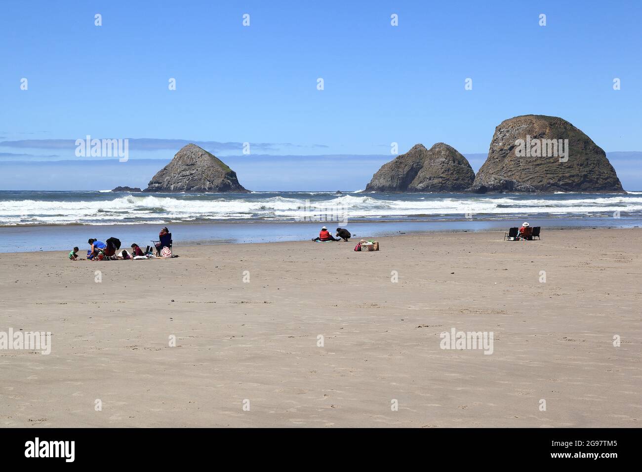 EDITORIAL- Oceanside Beach, Oregon 29/05/2021: Vue sur les gens sur la plage à Oceanside, avec les trois rochers d'arche en arrière-plan. Banque D'Images