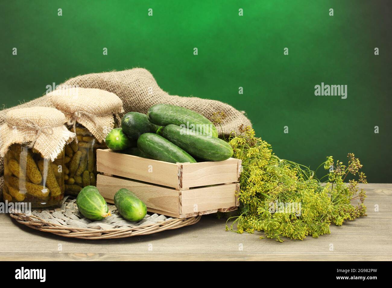 frais en boîte de bois, cornichons et sur fond vert