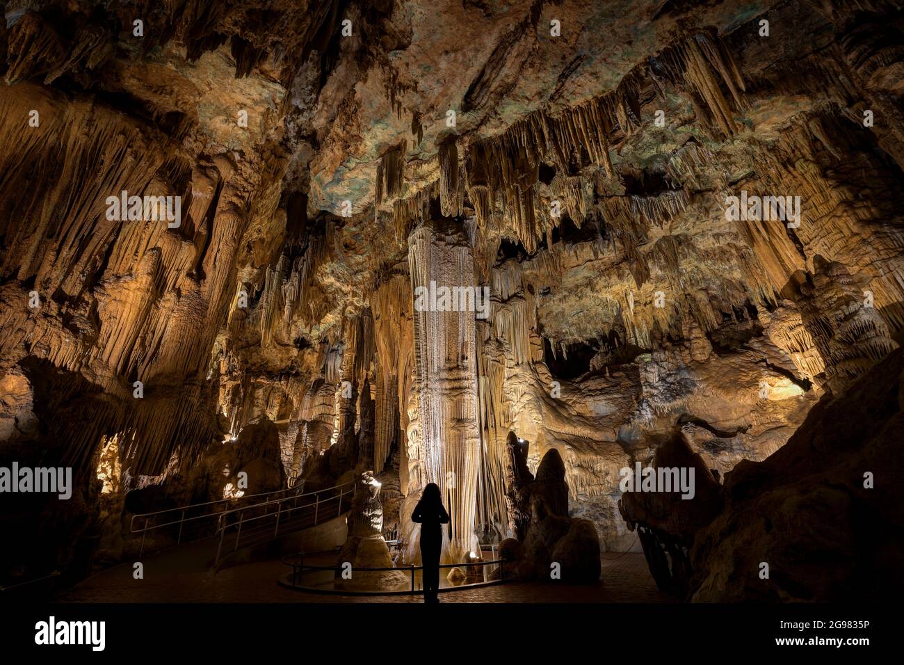 Femme dans Giant’s Hall, Luray Caverns, Virginie, États-Unis Banque D'Images