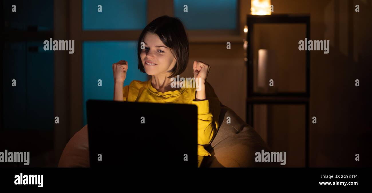 Elle travaille avec un ordinateur portable Banque de photographies et d