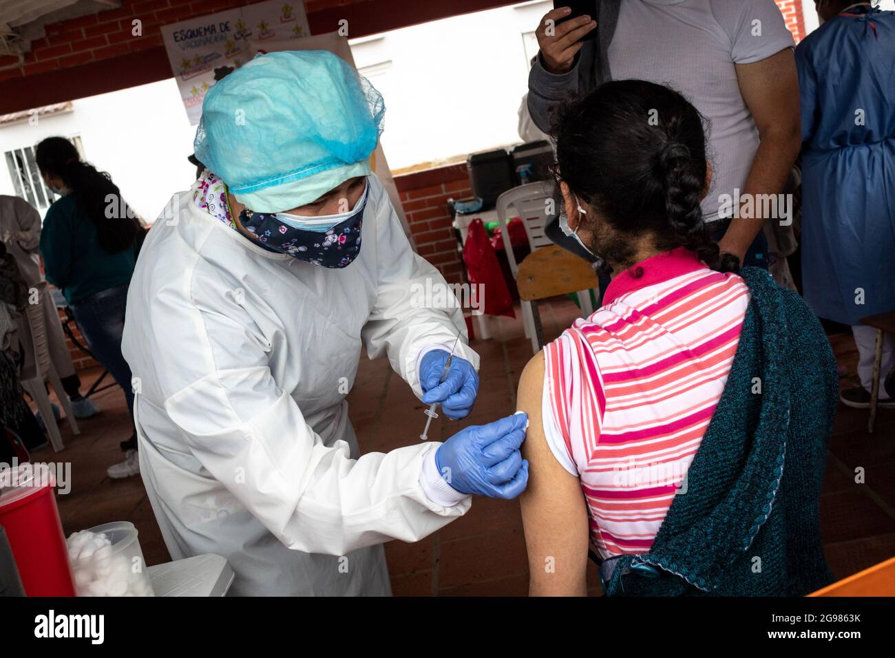 Une femme se fait vacciner contre la nouvelle maladie COVID-19 alors que les personnes de Vereda Presidente - Norte de Santander, Colombie, font l'objet de tests rapides et du nouveau coronavirus Jansen Johnson & Johnson (COVID-19) le 14 juillet 2021. Banque D'Images
