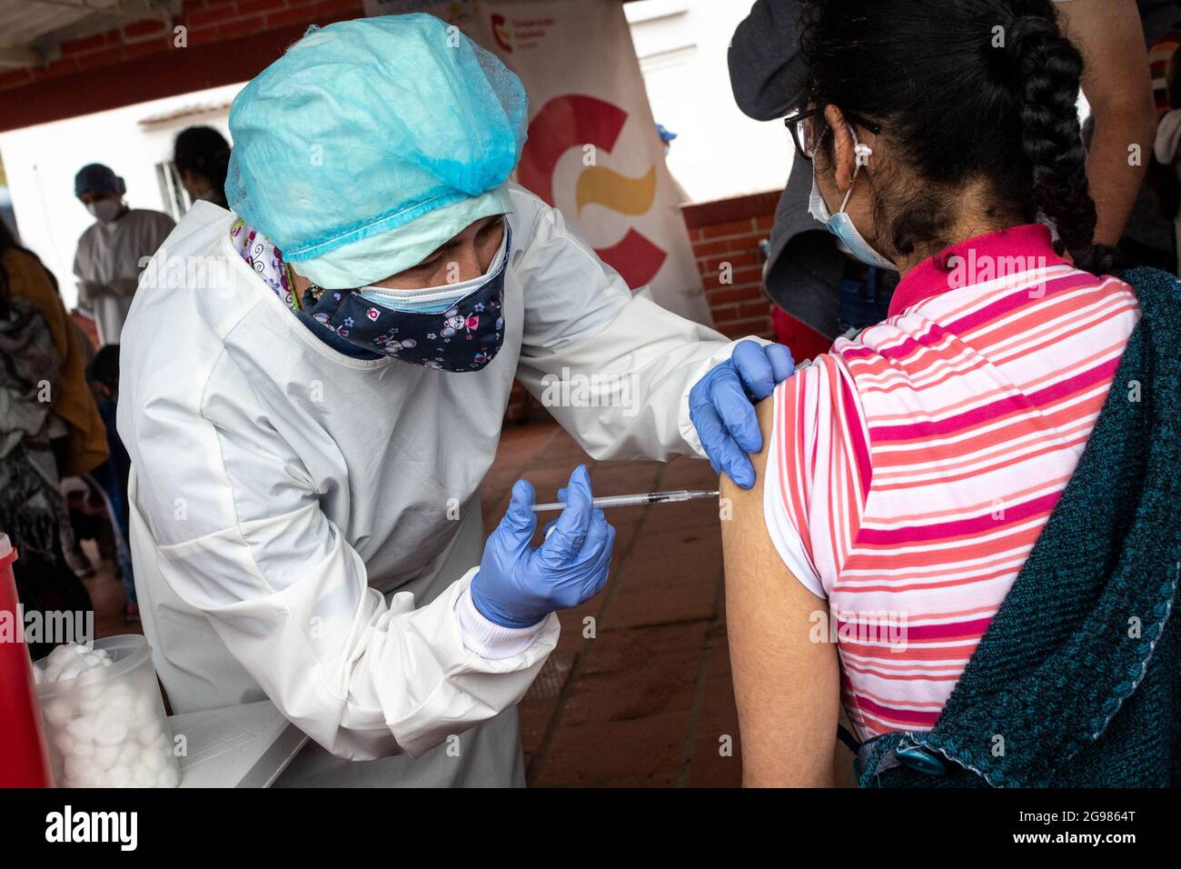 Une femme se fait vacciner contre la nouvelle maladie COVID-19 alors que les personnes de Vereda Presidente - Norte de Santander, Colombie, font l'objet de tests rapides et du nouveau coronavirus Jansen Johnson & Johnson (COVID-19) le 14 juillet 2021. Banque D'Images