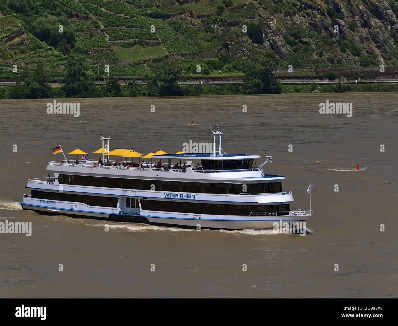 Vue sur le bateau à passagers Vater Rhein peint en blanc et bleu avec des touristes à bord profitant de la journée ensoleillée sur le Rhin en été. Banque D'Images