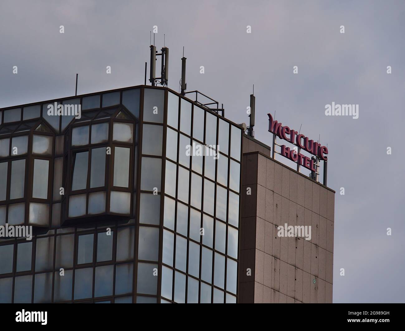 Partie supérieure de l'hôtel Mercure dans le centre de Koblenz, une partie de la société française Accor S.A., située dans un bâtiment avec logo d'entreprise et façade en verre patiné. Banque D'Images