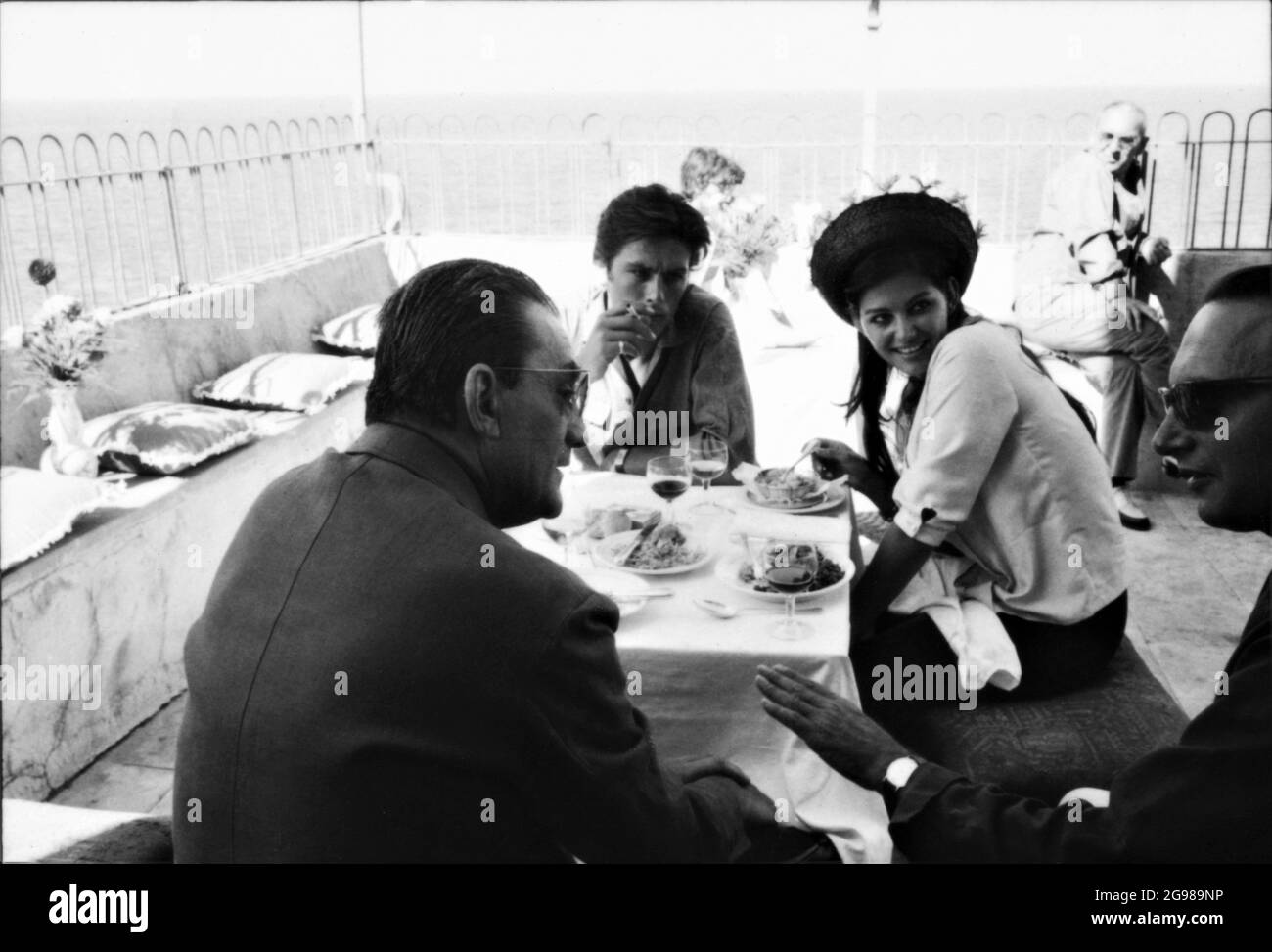 Directeur LUCINO VISCONTI ALAIN DELON et CLAUDIA CARDINALE sur place Candid pendant le tournage du LEOPARD / il GATTOPARDO 1963 réalisateur LUCHINO VISCONTI Italie - France coproduction Titanus / Société Nouvelle Pathe Cinema / Société générale de Cinématographie (S.G.C.) Banque D'Images