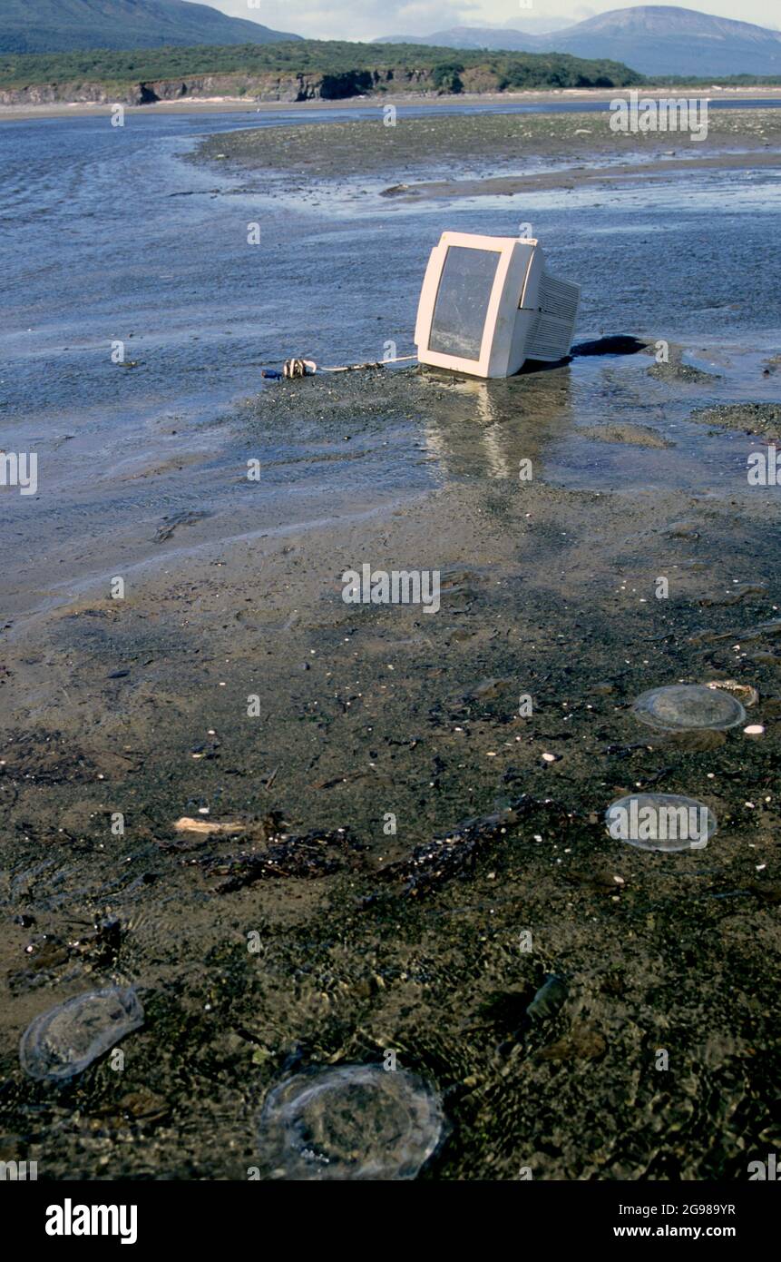 Le moniteur informatique a été rejeté dans la baie de Kashvik, dans le parc national de Katmai, en Alaska Banque D'Images