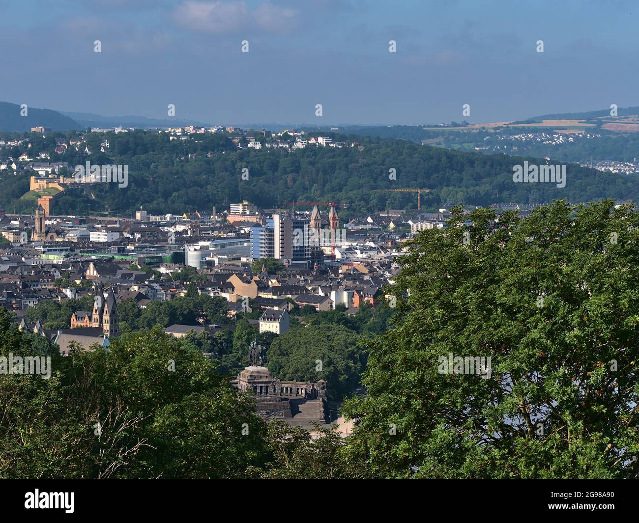 Belle vue aérienne de la ville de Koblenz, située au confluent des rivières Rhin et Moselle, avec statue équestre de l'empereur allemand Wilhelm I. Banque D'Images