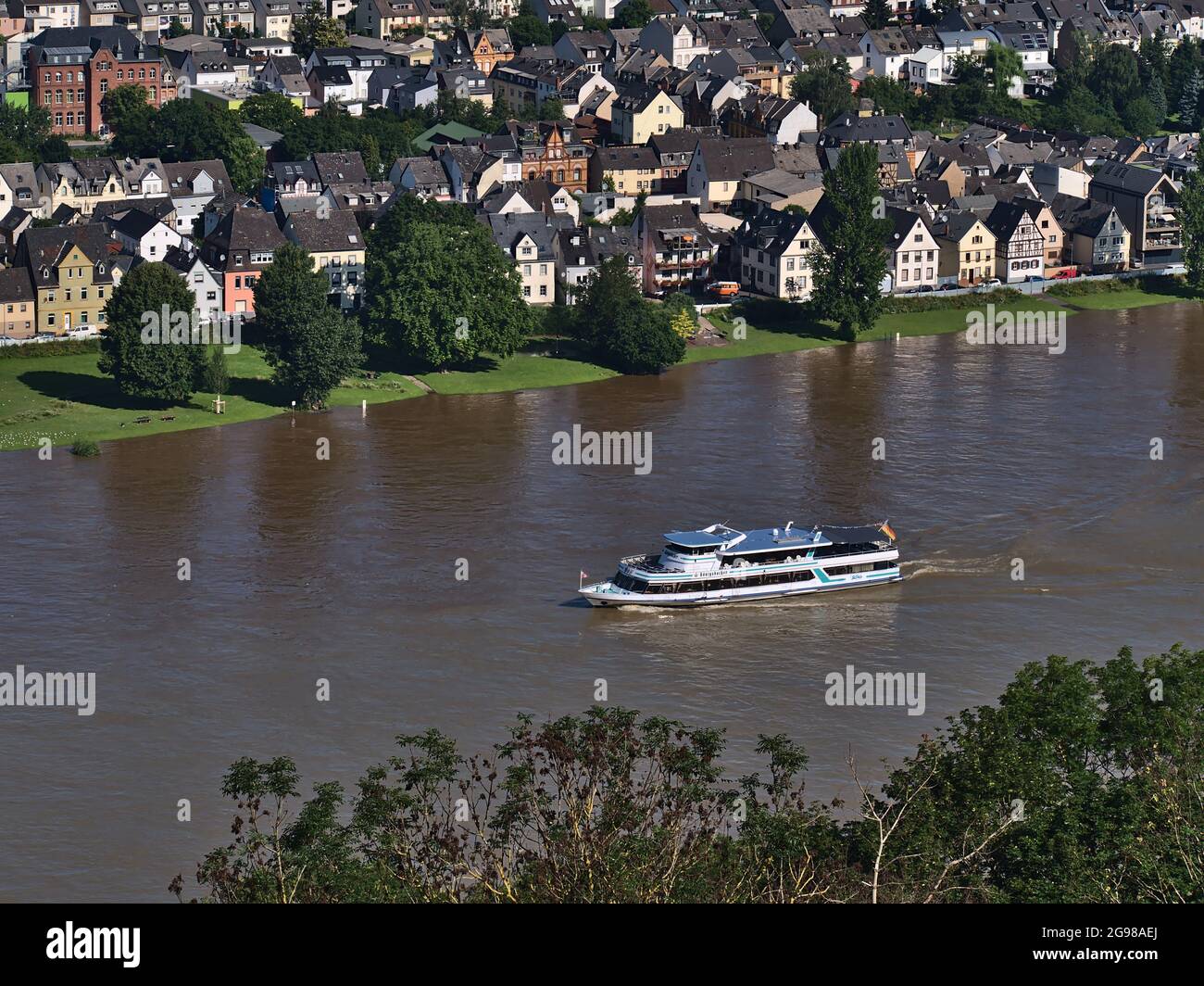 Vue aérienne du quartier Neuendorf dans le nord de Coblence sur la rive du Rhin avec maisons résidentielles, promenade inondée et navire d'excursion passant par. Banque D'Images