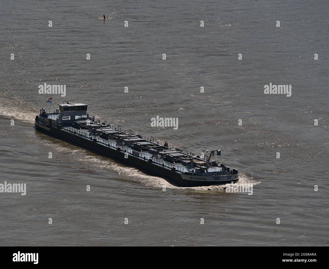 Vue aérienne de la barge de navires-citernes nommée Bitumina naviguant sous le drapeau du Luxembourg sur le Rhin, une importante voie navigable, le jour ensoleillé. Banque D'Images