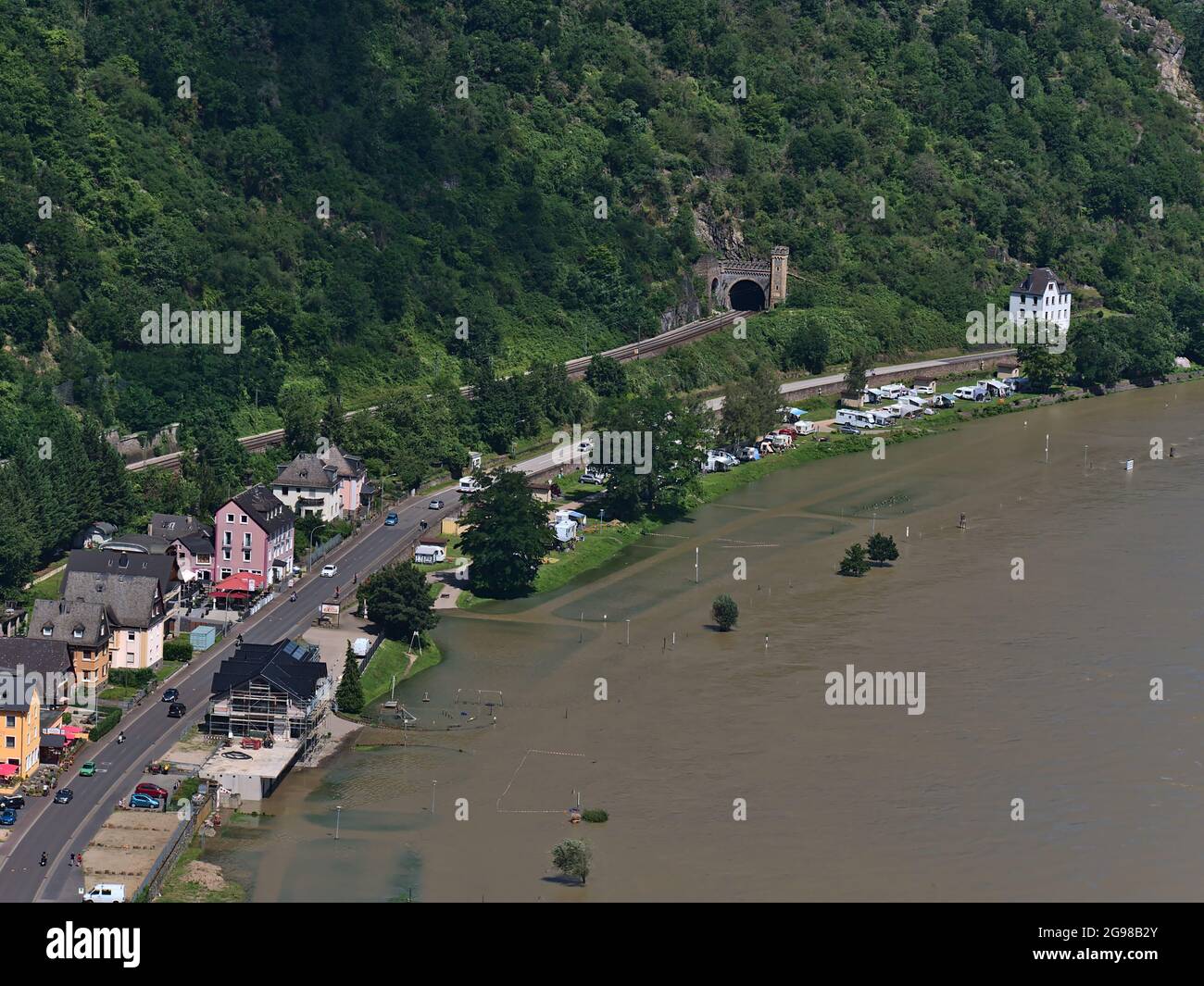 Vue aérienne de la partie sud du village de St. Goar avec des bâtiments résidentiels situés sur la rive du Rhin avec haut niveau d'eau et promenade inondée. Banque D'Images