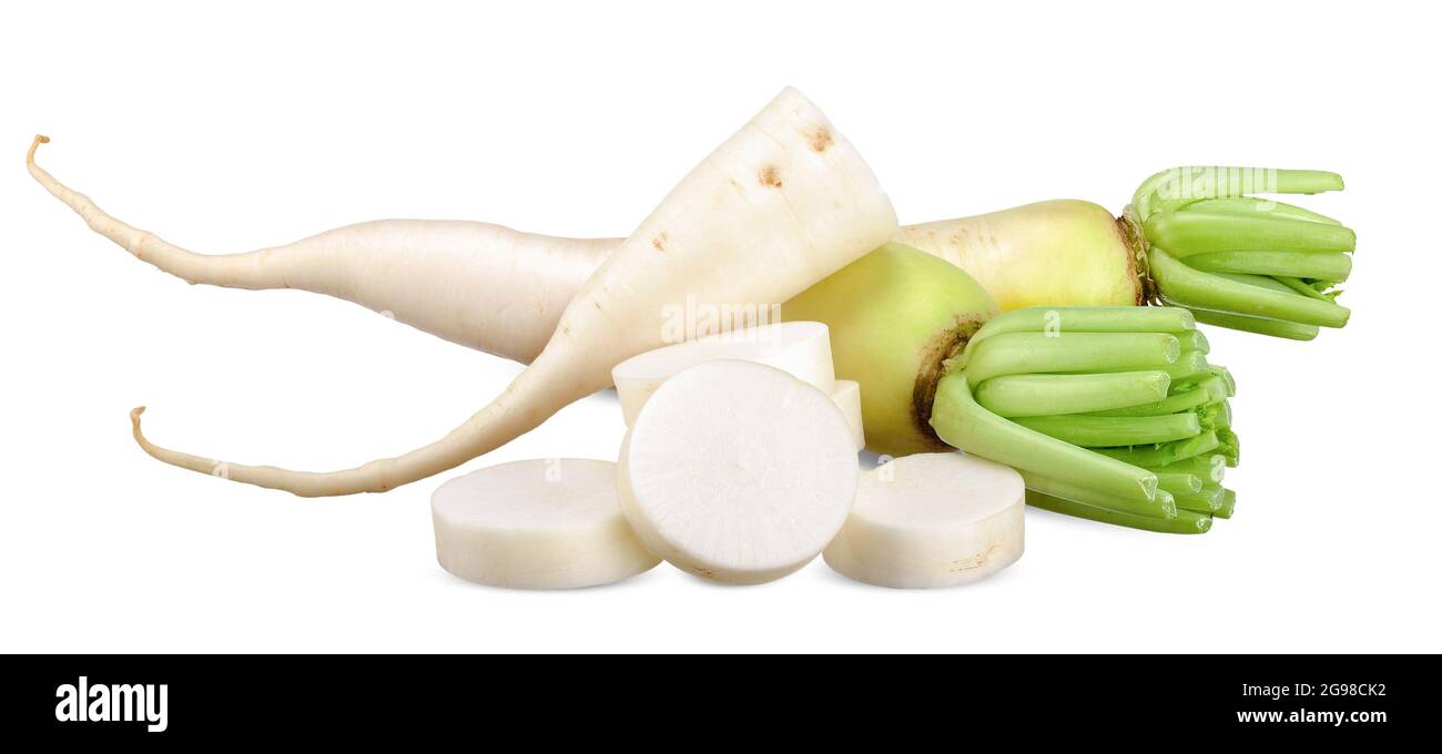 Radis daikon isolés sur fond blanc. Chemin de coupure du radis daikon Banque D'Images