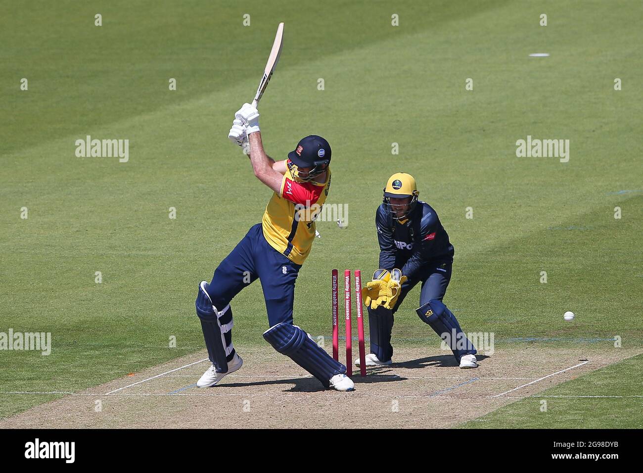 Paul Walter, d'Essex, est animé par Andrew Salter lors de la rencontre de Glamorgan contre Essex Eagles, au Cricket Vitality Blast T20 au Sophia Gardens Cardiff le 13 Banque D'Images