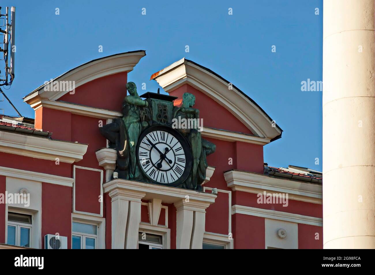 Le vieux bâtiment du début du XXe siècle, construit par la compagnie d'assurance bulgare Phoenix, est laissé avec seulement une horloge et une sculpture de phoenix Banque D'Images
