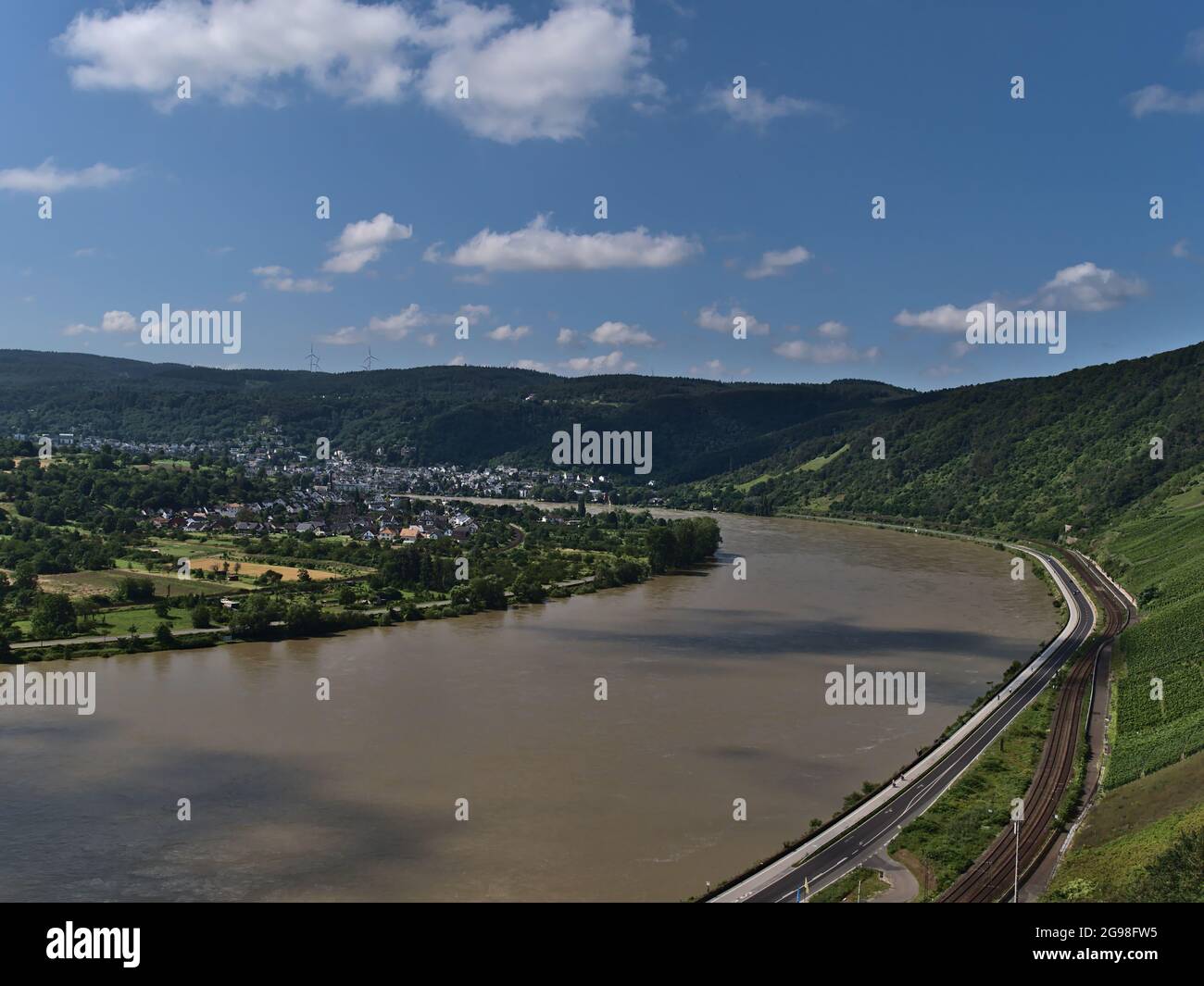 Belle vue panoramique de la vallée du Rhin avec rivière à haut niveau d'eau avec route, voies ferrées et collines verdoyantes et la ville de Boppard, Allemagne. Banque D'Images