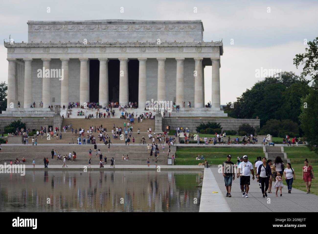 (210725) -- WASHINGTON, D.C., le 25 juillet 2021 (Xinhua) -- les gens visitent le Lincoln Memorial au National Mall à Washington, D.C., aux États-Unis, le 24 juillet 2021. La hausse actuelle de la COVID-19 aux États-Unis va s'accélérer progressivement jusqu'à cet été et cet automne, a déclaré un article publié par l'organisation américaine de médias à but non lucratif National public radio (NPR). (Photo de Ting Shen/Xinhua) Credit: Ting Shen/Xinhua/Alay Live News Banque D'Images