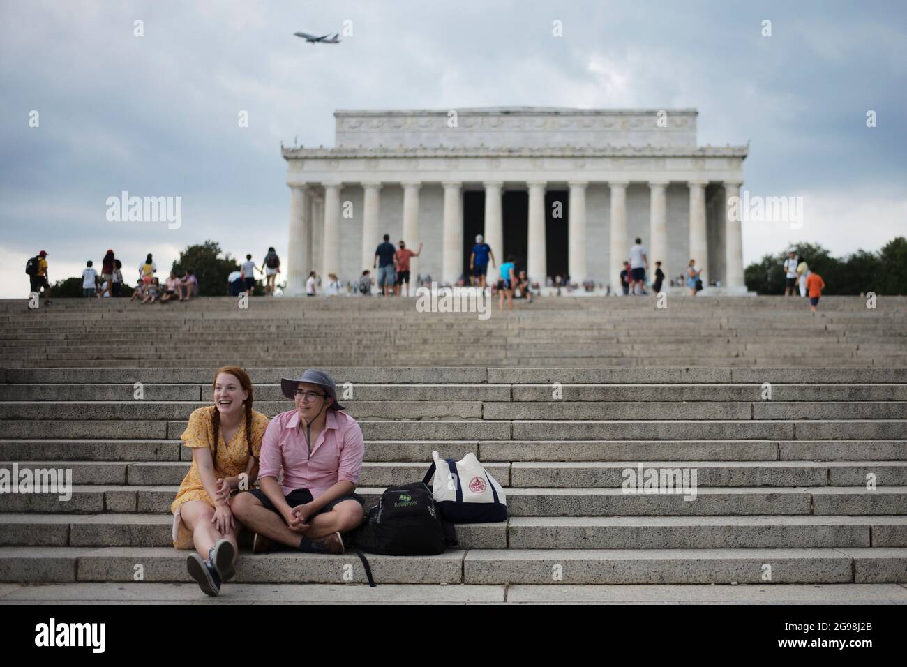 (210725) -- WASHINGTON, D.C., le 25 juillet 2021 (Xinhua) -- les gens visitent le Lincoln Memorial au National Mall à Washington, D.C., aux États-Unis, le 24 juillet 2021. La hausse actuelle de la COVID-19 aux États-Unis va s'accélérer progressivement jusqu'à cet été et cet automne, a déclaré un article publié par l'organisation américaine de médias à but non lucratif National public radio (NPR). (Photo de Ting Shen/Xinhua) Credit: Ting Shen/Xinhua/Alay Live News Banque D'Images