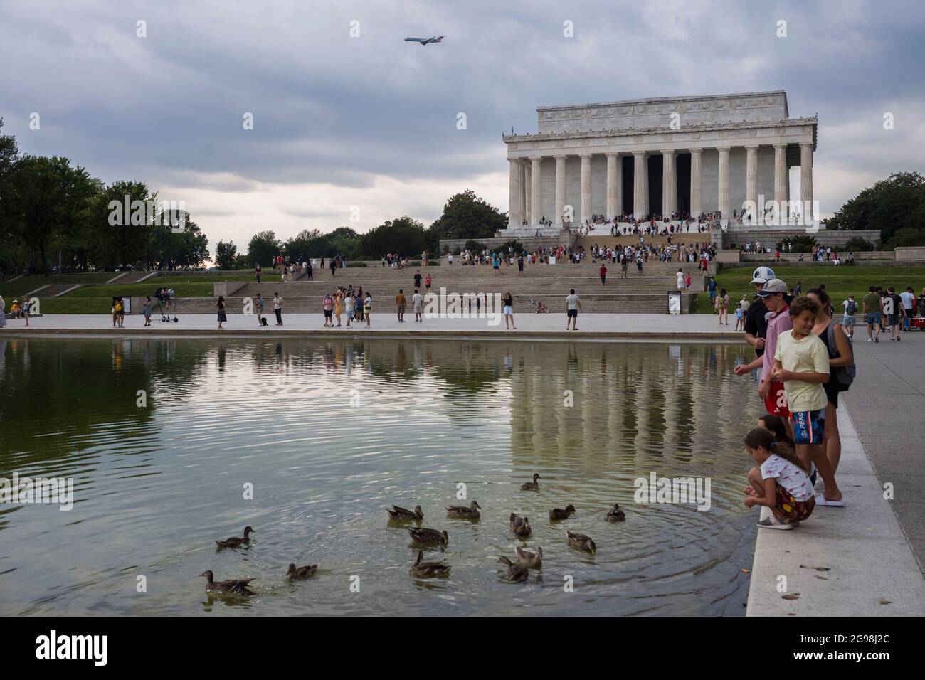 (210725) -- WASHINGTON, D.C., le 25 juillet 2021 (Xinhua) -- les gens visitent le Lincoln Memorial au National Mall à Washington, D.C., aux États-Unis, le 24 juillet 2021. La hausse actuelle de la COVID-19 aux États-Unis va s'accélérer progressivement jusqu'à cet été et cet automne, a déclaré un article publié par l'organisation américaine de médias à but non lucratif National public radio (NPR). (Photo de Ting Shen/Xinhua) Credit: Ting Shen/Xinhua/Alay Live News Banque D'Images