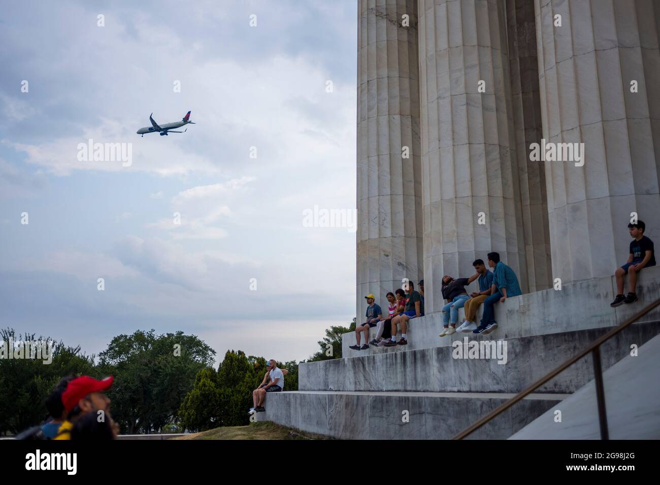 (210725) -- WASHINGTON, D.C., le 25 juillet 2021 (Xinhua) -- les gens visitent le Lincoln Memorial au National Mall à Washington, D.C., aux États-Unis, le 24 juillet 2021. La hausse actuelle de la COVID-19 aux États-Unis va s'accélérer progressivement jusqu'à cet été et cet automne, a déclaré un article publié par l'organisation américaine de médias à but non lucratif National public radio (NPR). (Photo de Ting Shen/Xinhua) Credit: Ting Shen/Xinhua/Alay Live News Banque D'Images