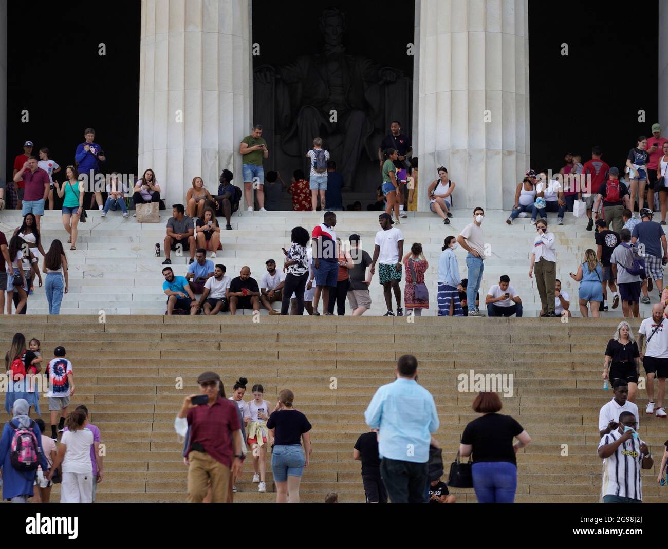 (210725) -- WASHINGTON, D.C., le 25 juillet 2021 (Xinhua) -- les gens visitent le Lincoln Memorial au National Mall à Washington, D.C., aux États-Unis, le 24 juillet 2021. La hausse actuelle de la COVID-19 aux États-Unis va s'accélérer progressivement jusqu'à cet été et cet automne, a déclaré un article publié par l'organisation américaine de médias à but non lucratif National public radio (NPR). (Photo de Ting Shen/Xinhua) Credit: Ting Shen/Xinhua/Alay Live News Banque D'Images