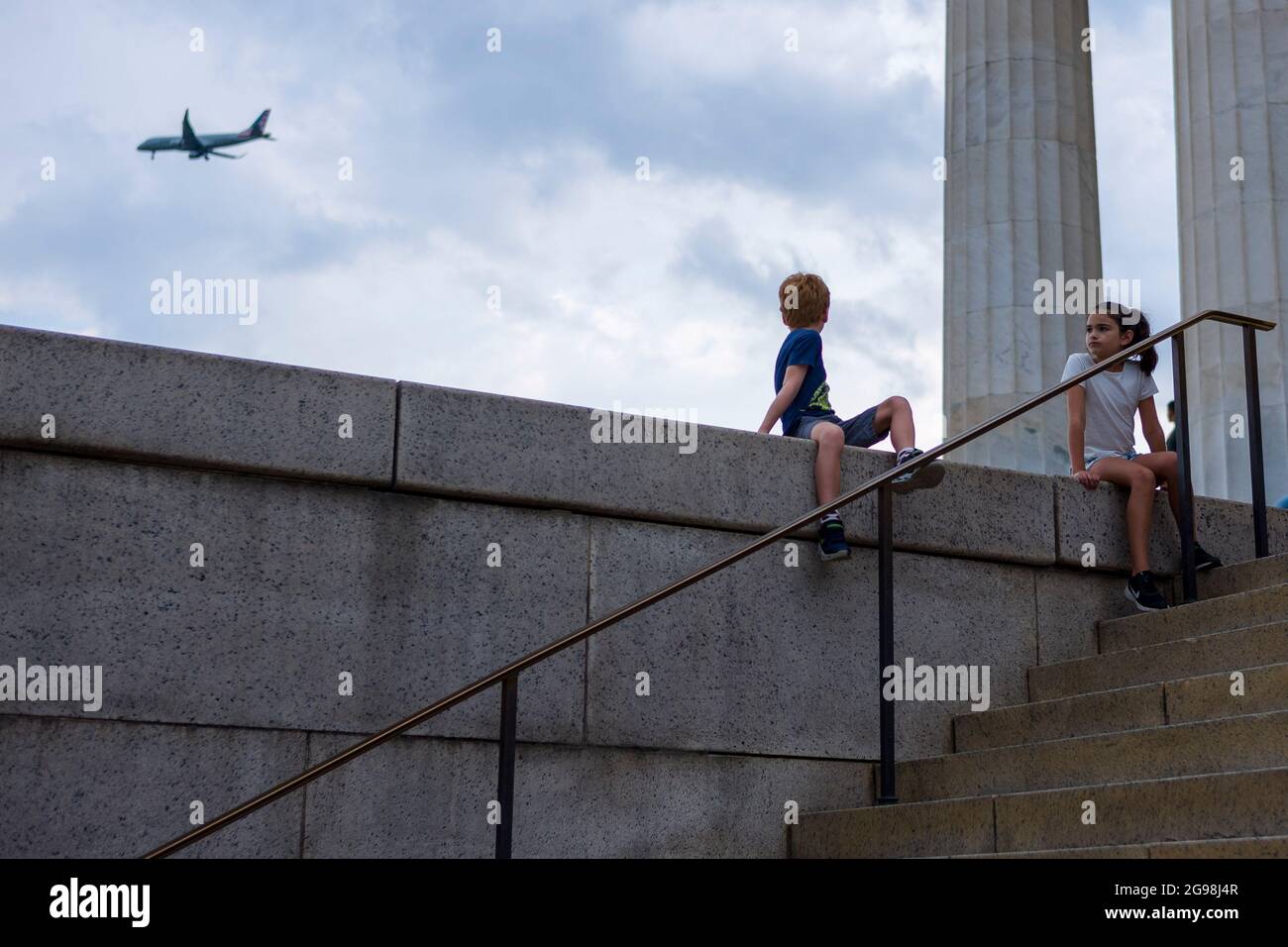 (210725) -- WASHINGTON, D.C., le 25 juillet 2021 (Xinhua) -- les enfants visitent le Lincoln Memorial au National Mall à Washington, D.C., aux États-Unis, le 24 juillet 2021. La hausse actuelle de la COVID-19 aux États-Unis va s'accélérer progressivement jusqu'à cet été et cet automne, a déclaré un article publié par l'organisation américaine de médias à but non lucratif National public radio (NPR). (Photo de Ting Shen/Xinhua) Credit: Ting Shen/Xinhua/Alay Live News Banque D'Images
