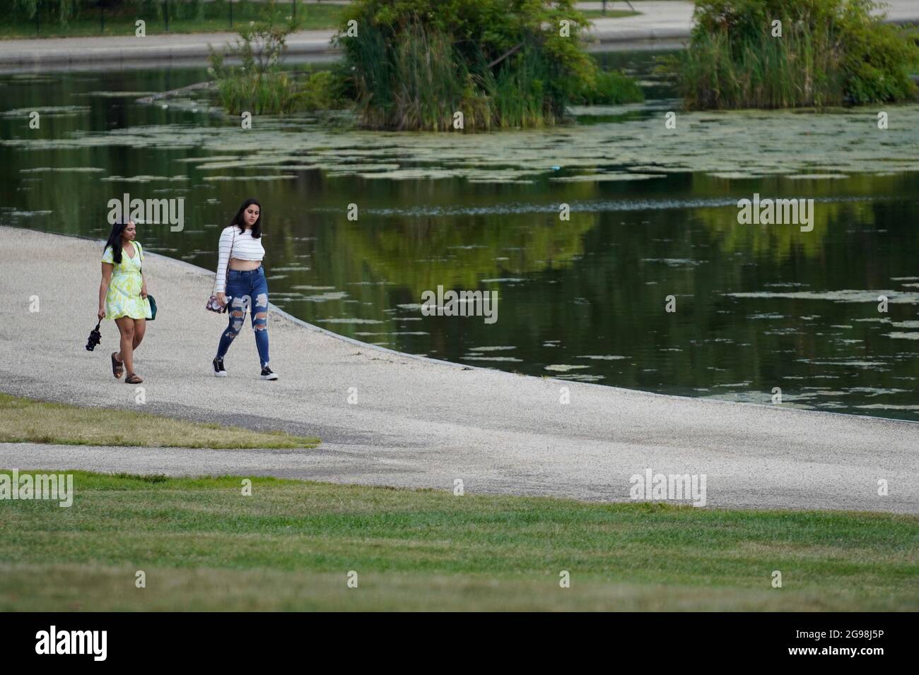 (210725) -- WASHINGTON, D.C., le 25 juillet 2021 (Xinhua) -- les gens visitent le National Mall à Washington, D.C., aux États-Unis, le 24 juillet 2021. La hausse actuelle de la COVID-19 aux États-Unis va s'accélérer progressivement jusqu'à cet été et cet automne, a déclaré un article publié par l'organisation américaine de médias à but non lucratif National public radio (NPR). (Photo de Ting Shen/Xinhua) Credit: Ting Shen/Xinhua/Alay Live News Banque D'Images