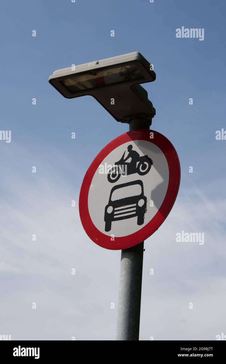 Signalisation routière circulaire aucune voiture de moto ou véhicule à moteur autorisé. Contre le ciel bleu plafonnier. ROYAUME-UNI Banque D'Images