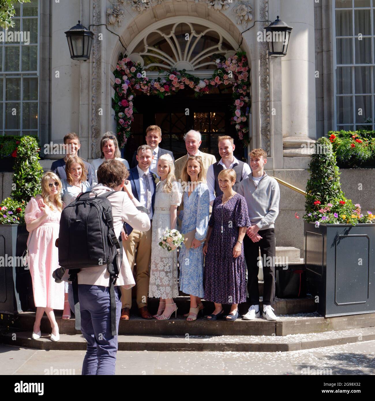 Londres, Grand Londres, Angleterre, juin 12 2021: Mariage en dehors de Kensington and Chelsea Register Office qui est situé dans l'hôtel de ville de Chelsea Old Town Hall Banque D'Images
